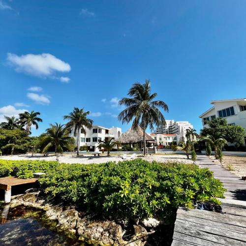 - une vue sur la plage depuis le complexe dans l'établissement Condominio en ZH Cancun, à Cancún