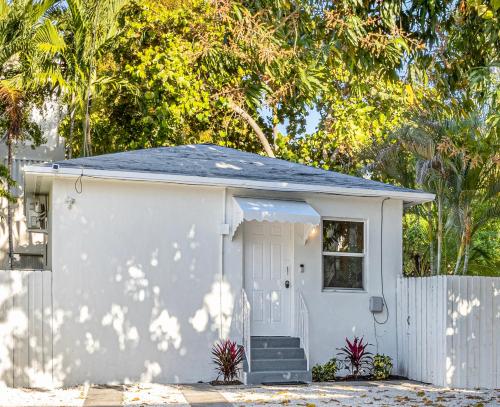 Beautiful Casita with King Bed and private patio Close to Calle 8, MIA Airport, Coral Gables photo 20