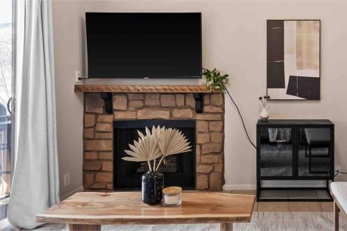 Μια τηλεόραση ή/και κέντρο ψυχαγωγίας στο Cozy Top Floor Condo with Mountain Views