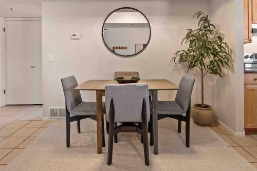 Φωτογραφία από το άλμπουμ του Cozy Top Floor Condo with Mountain Views σε Παρκ Σίτι
