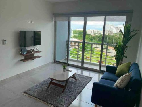 Μια τηλεόραση ή/και κέντρο ψυχαγωγίας στο Amazing Condo with great Pool and 24/7 security