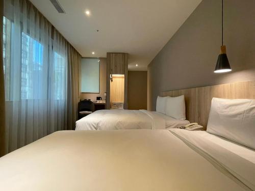 Postel nebo postele na pokoji v ubytování N Hotel