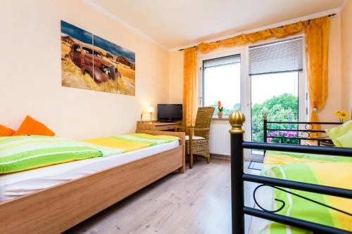 Giường trong phòng chung tại Ferienwohnung Köln Messenähe