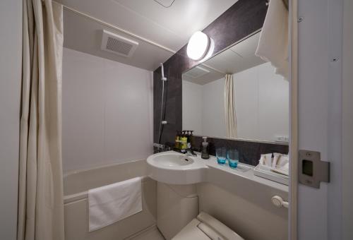大阪市にあるWelina Hotel Shinsaibashi NAGOMIのバスルーム(洗面台、トイレ、バスタブ付)