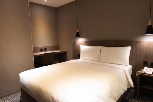 Postel nebo postele na pokoji v ubytování N Hotel