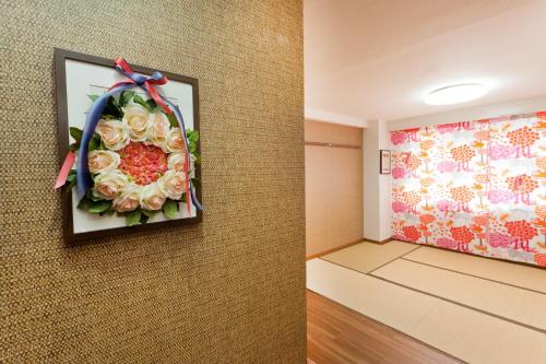 une chambre ornée d'une peinture de fleurs sur le mur dans l'établissement Hanabi Hotel, à Tokyo