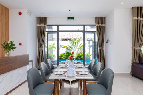 ห้องอาหารหรือที่รับประทานอาหารของ Palm Villa 34 ( Luxury Villa with 17 bed room, karaoke & bida inside)