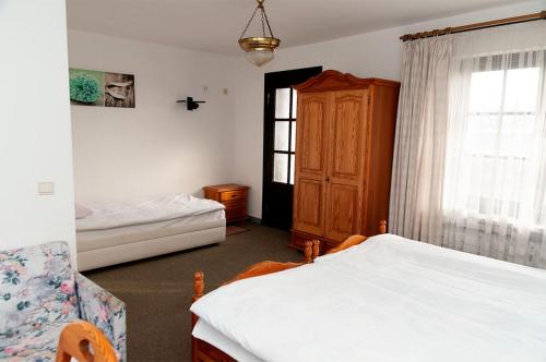 1 Schlafzimmer mit 2 Betten und einem Fenster in der Unterkunft Dom nad morzem u Ewy Chłopy in Chłopy