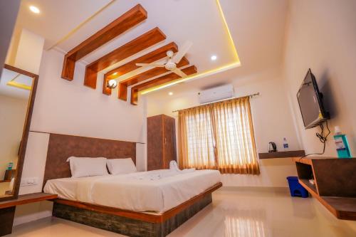 A bed or beds in a room at DC comforts