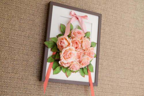 a picture of a bouquet of pink roses at Hanabi Hotel in Tokyo