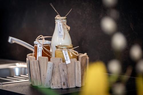 un tavolo con barattoli e una bottiglia di latte di Mein Sonnenhof a San Valentino alla Muta