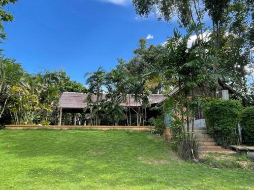 Κήπος έξω από το Bamboo Hideaway Resort