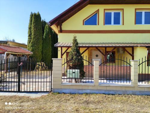 El edificio en el que está la casa vacacional