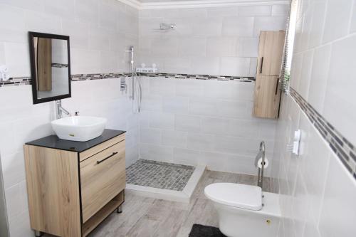 Bilik mandi di Charis View Guest House