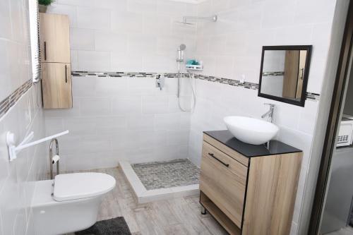 Bilik mandi di Charis View Guest House