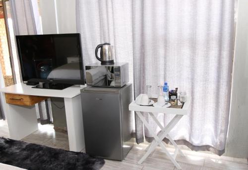 Televisyen dan/atau pusat hiburan di Charis View Guest House