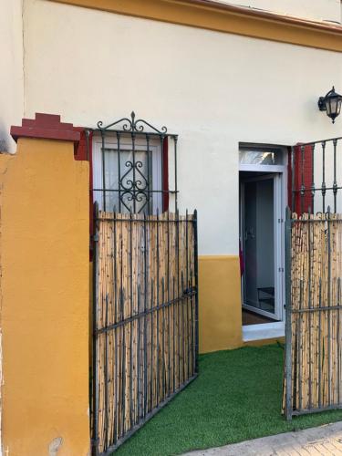 una puerta frente a una casa con césped verde en Mini Loft Plaza España en Jerez de la Frontera