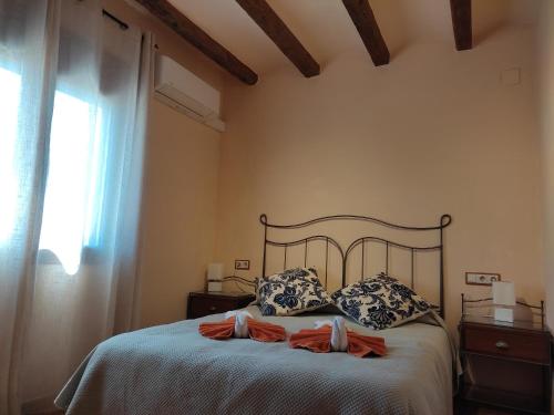 a bedroom with a bed with two towels on it at Casa Rue in Deltebre