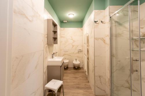 uma casa de banho com um chuveiro, um lavatório e um WC. em TwoWays5Terre em La Spezia