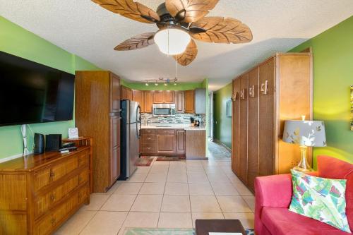 a living room with a ceiling fan and a kitchen at OUTSTANDING OCEANFRONT STUDIO - KONA ISLANDER INN CONDOS condo in Kailua-Kona