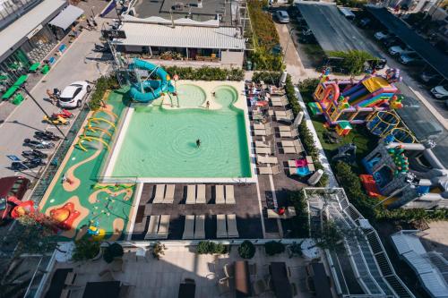 Bazén v ubytování Trevi Family Resort nebo v jeho okolí