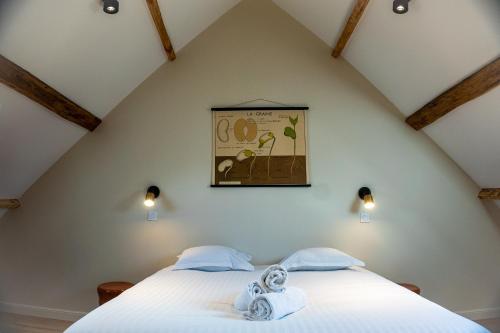 une chambre avec deux lits dans un grenier dans l'établissement Les Nids Perchés - Rue Sainte Croix, à Mortagne-au-Perche