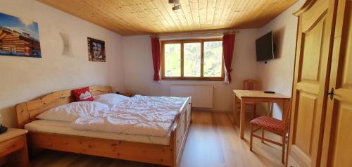 Postel nebo postele na pokoji v ubytování Alpenliebe Montafon