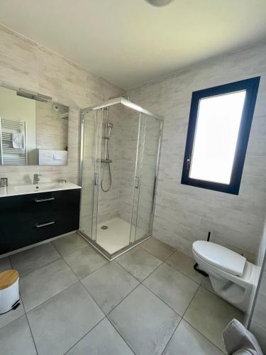 une salle de bain avec une douche, des toilettes et un lavabo dans l'établissement APPART-NEUF-VUE MER- 6 PERS, à Propriano