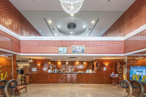 Nonthaburi Palace Hotel في نونتابوري: غرفة كبيرة مع aasteryasteryasteryasteryasteryasteryasteryasteryasteryasteryasteryasteryasteryasteryasteryasteryastry