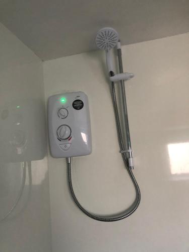 eine Dusche in der Ecke eines Badezimmers in der Unterkunft Bridport Garden Suite in Bridport