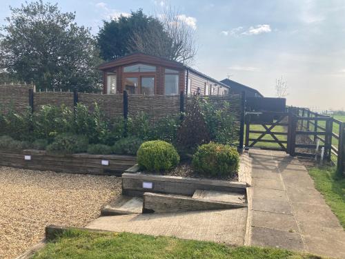 Κήπος έξω από το Rew Farm Country and Equestrian Accommodation - Sunset Lodge