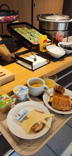 B&B HOTEL Aubagne Gémenos في غيمينوس: طاولة خشبية عليها أطباق طعام