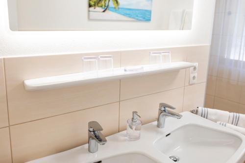 a bathroom with a sink and a mirror at Haus Kindler in Radstadt