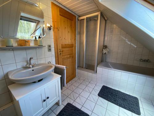 Ένα μπάνιο στο Ferienwohnung zwischen Wald und See