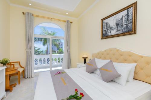 En eller flere senge i et værelse på Palm Villa 18 - Biệt Phủ Hướng Biển