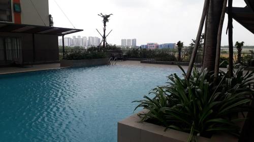 a swimming pool in the middle of a building at ĐồiSao Homestay in Ho Chi Minh City