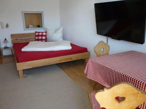 A bed or beds in a room at Kleine feine Wohnung in Toplage
