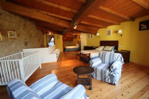 a living room with a couch and a bed at Casa Grande da Capellania in Padrón