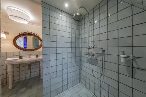 bagno con doccia e lavandino di Hôtel de Colbert ad Aubusson
