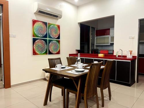 een eetkamer met een tafel en stoelen in een keuken bij 20PAX 4BR Villa with Kids Swimming Pool, KTV, Pool Table n BBQ near SPICE Arena Penang in Bayan Lepas