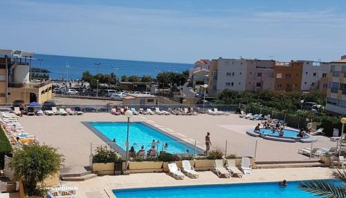 une vue d'une piscine dans un complexe hôtelier dans l'établissement Charme Du Cap D'Agde, au Cap d'Agde