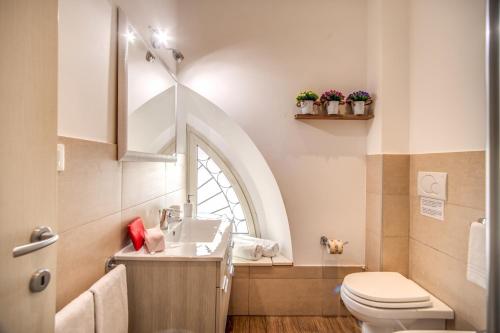 mała łazienka z umywalką i toaletą w obiekcie Colosseum Royal Apartment w Rzymie