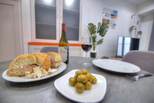 Φαγητό σε αυτό το διαμέρισμα ή κάπου εκεί κοντά