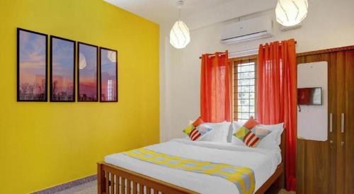 1 dormitorio con 1 cama con paredes amarillas en Retaj Residency en Ernakulam