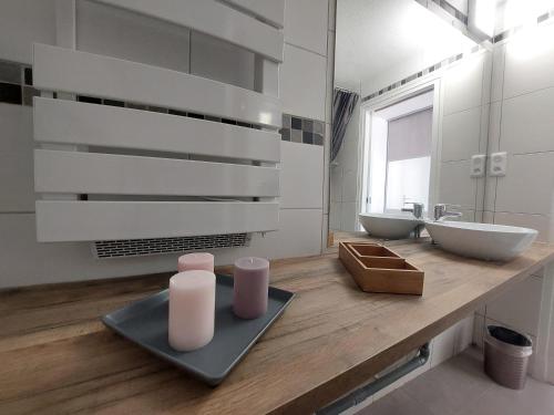 een badkamer met twee wastafels en twee toiletten op een houten aanrecht bij Charme Du Cap D'Agde in Cap d'Agde