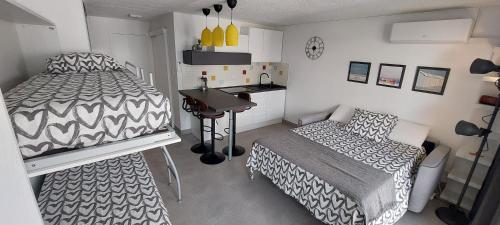 een slaapkamer met een bed en een wastafel bij Charme Du Cap D'Agde in Cap d'Agde