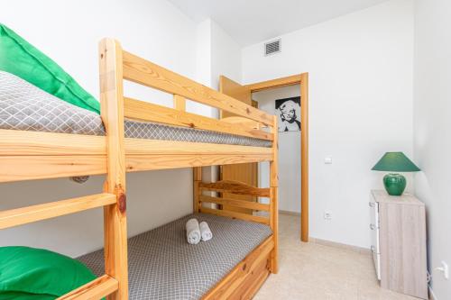 1 dormitorio con 2 literas y lámpara en CONFORT APARTMENT, en Roses