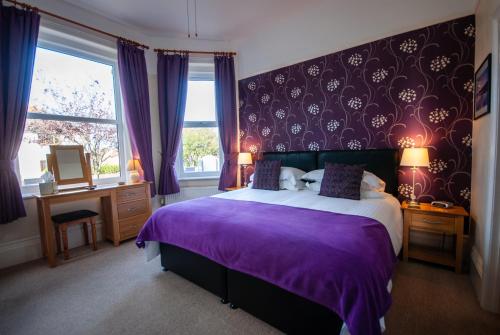 Un pat sau paturi într-o cameră la Westbury Lodge