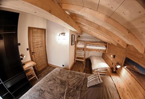 Cette chambre mansardée comprend 2 lits superposés. dans l'établissement Le Chalet Margaux La Bresse, à La Bresse