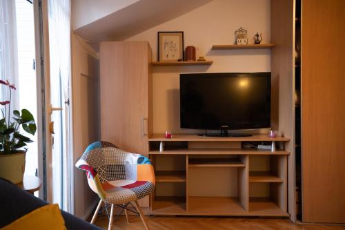 Cushy apartment close to city Centre tesisinde bir televizyon ve/veya eğlence merkezi